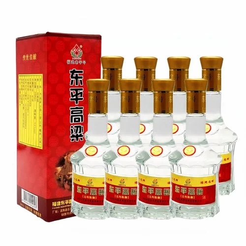 酿酒师正在陶缸中拌曲，准备高粱的发酵过程_1