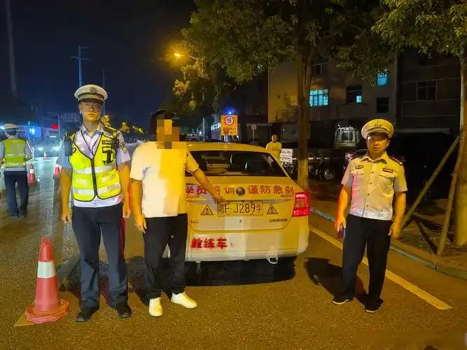 地下停车场内，有人坐在未启动的汽车驾驶座上，思考或等待，探讨酒驾认定的模糊场景。_1