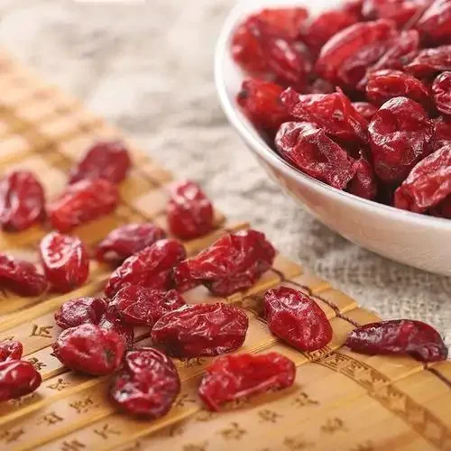 传统工艺炮制完成的酒萸肉特写，色泽油润，与未炮制的山茱萸形成鲜明对比。_1