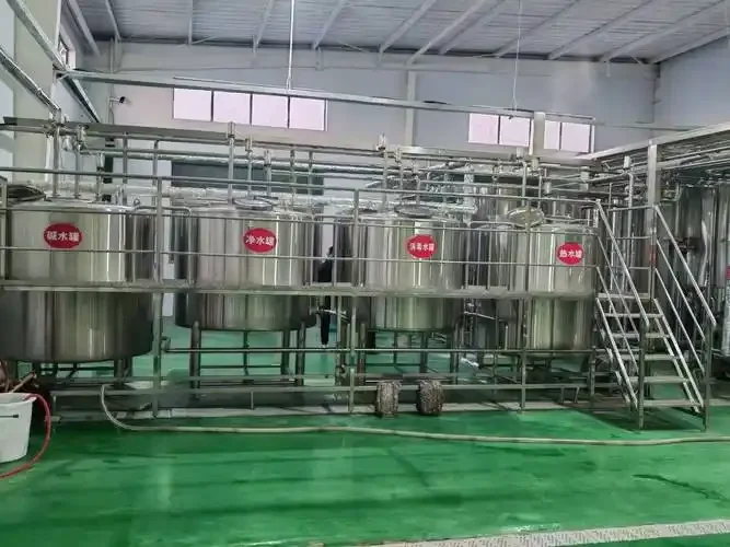 一整套不锈钢一吨精酿啤酒设备在小型工坊中排列整齐，酿酒师正在现场检查设备_1