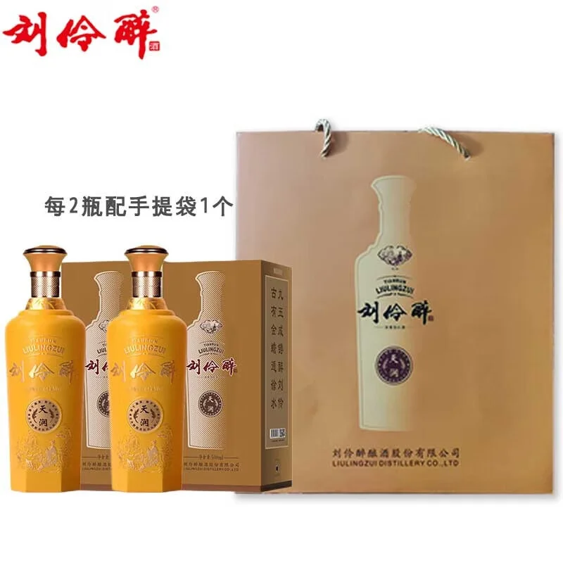酿酒师傅在蒸汽缭绕的车间里翻动蒸煮后的红高粱原料，展示纯粮酒酿造的关键工序。_1