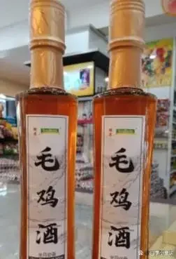 一个装有红毛鸡、枸杞、红枣等药材的透明玻璃酒坛特写，展示红毛鸡泡酒完成后的理想状态。_1