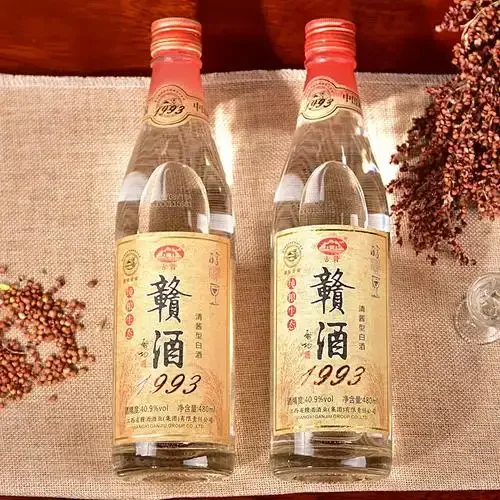 一杯清透的江西酱香白酒与本地高粱、曲块，背景为传统酿造陶坛与窖池。_1
