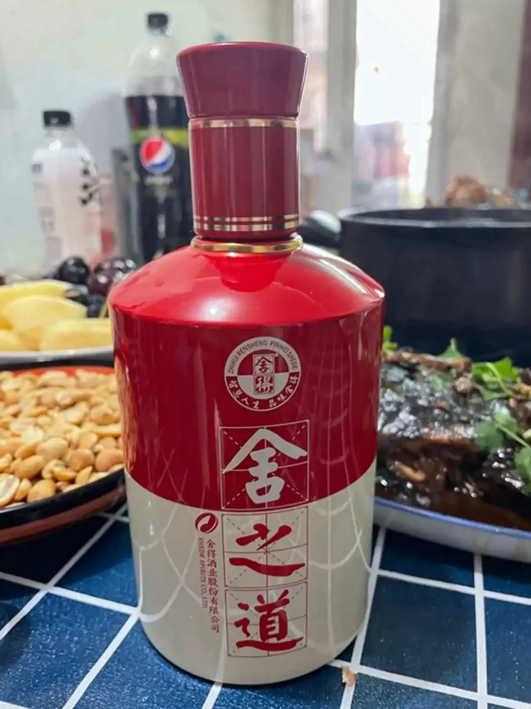 鉴别粮食酒：一杯带有丰富持久酒花的白酒与散落的粮食谷物特写_1
