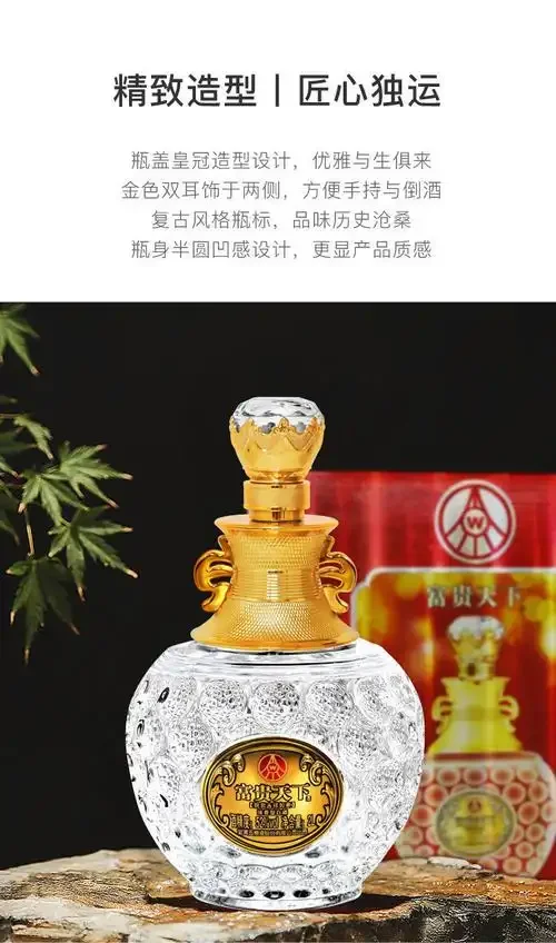 酿酒师正在竹席上手工拌曲，蒸熟的高粱与酒曲混合，展现固态法酿酒的核心下曲环节。_1