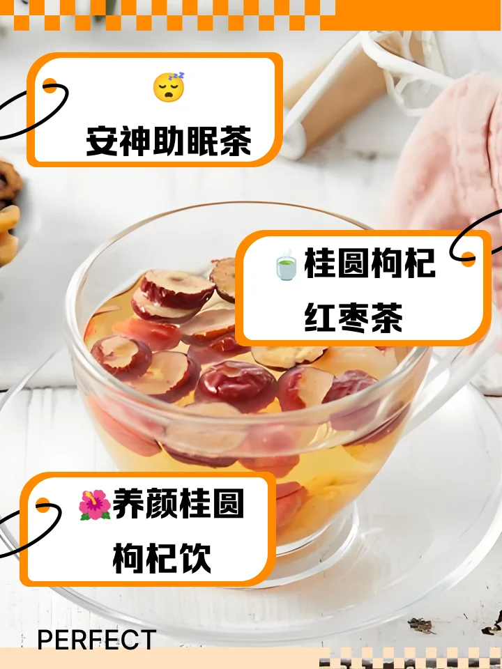 家庭自制的龙眼枸杞养生酒，玻璃罐中琥珀色酒液清澈，龙眼肉与枸杞清晰可见，旁边摆放着新鲜龙眼和枸杞原料。_1