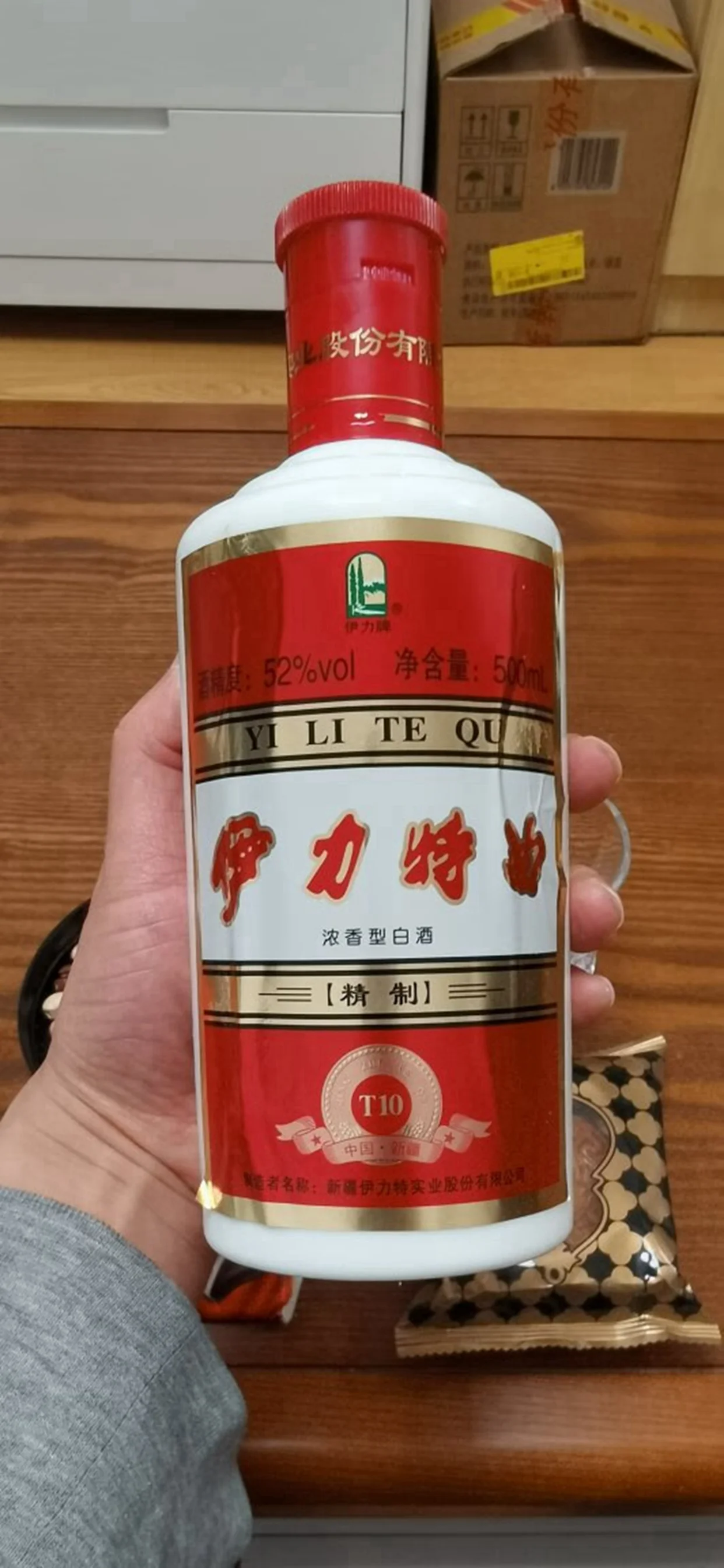 百元价位口粮酒推荐：桌上摆放着几款性价比高的白酒和一杯酒_1