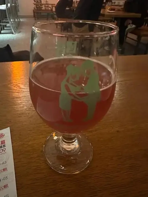 家庭自酿的精酿啤酒成品特写，展示金黄的酒液和细腻的泡沫，旁边散落着麦芽和酿造工具。_1