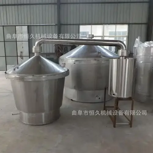 不锈钢小型酿酒设备在家庭环境中的特写，展示其紧凑设计与食品级材质_1