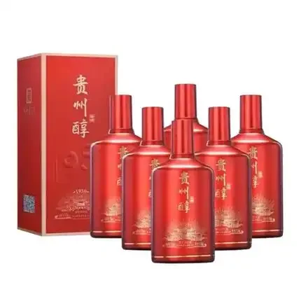 贵州浓香型白酒酿造现场，酿酒师傅正在用黄泥封窖，展示传统泥窖发酵工艺。_1