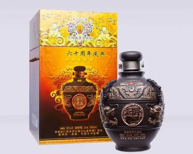 一个古旧的陶土酒坛和酿酒原料特写，象征着传统老窖酒的风味来源。_1