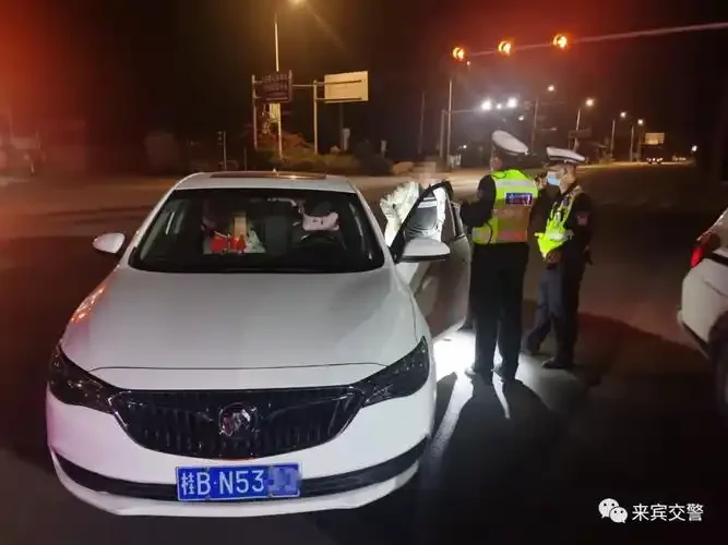 B2驾驶证放在方向盘后的仪表盘上，窗外是黄昏时分的警示性光线_1