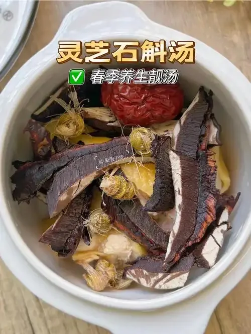 一个装有灵芝和石斛的透明泡酒罐，酒液呈金黄色，旁边散落着枸杞和红枣，整体风格传统温馨。_1