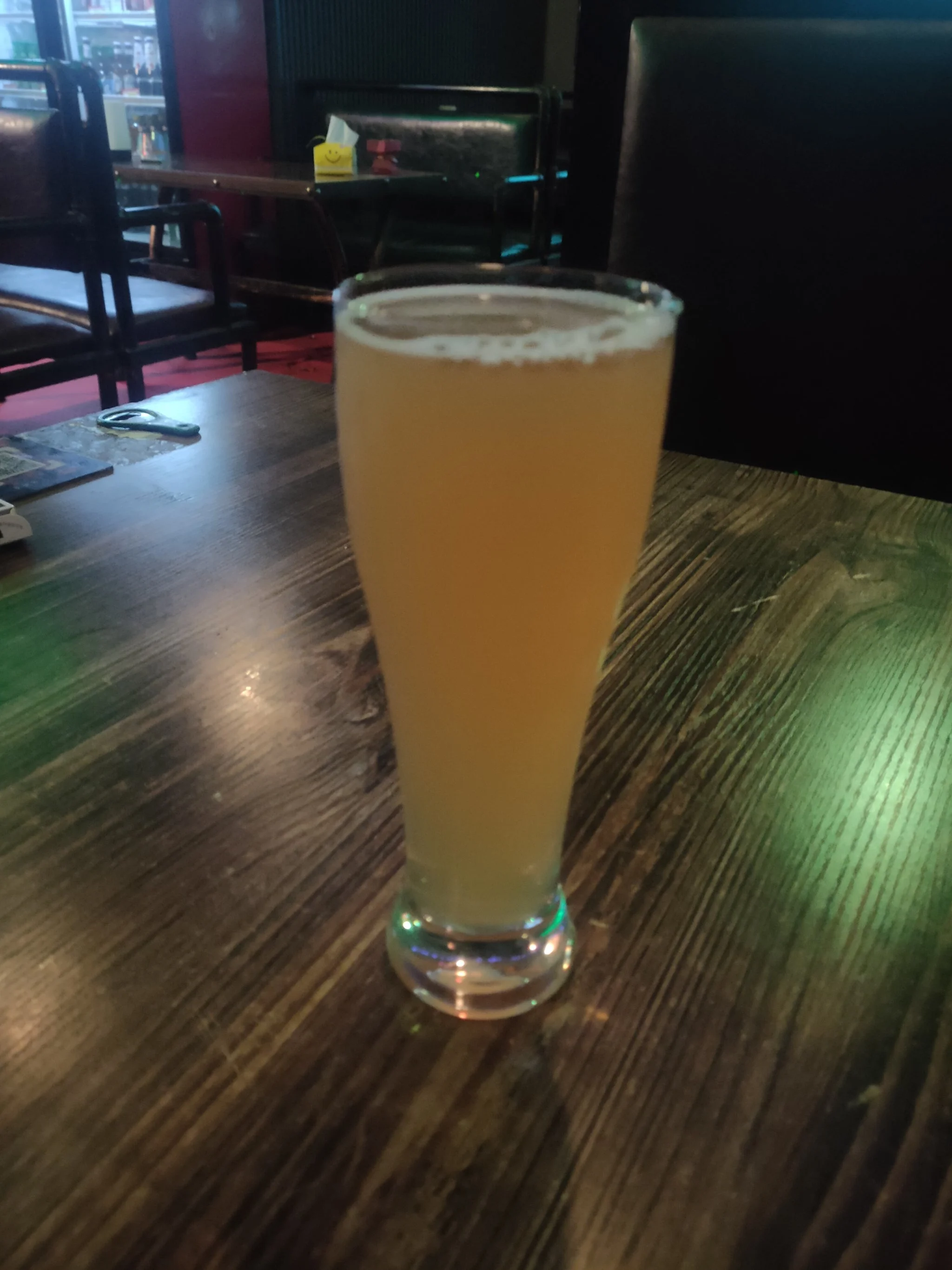 百香果酒酿制材料特写：切开的新鲜百香果与浸泡在透明玻璃罐中的百香果酒_1