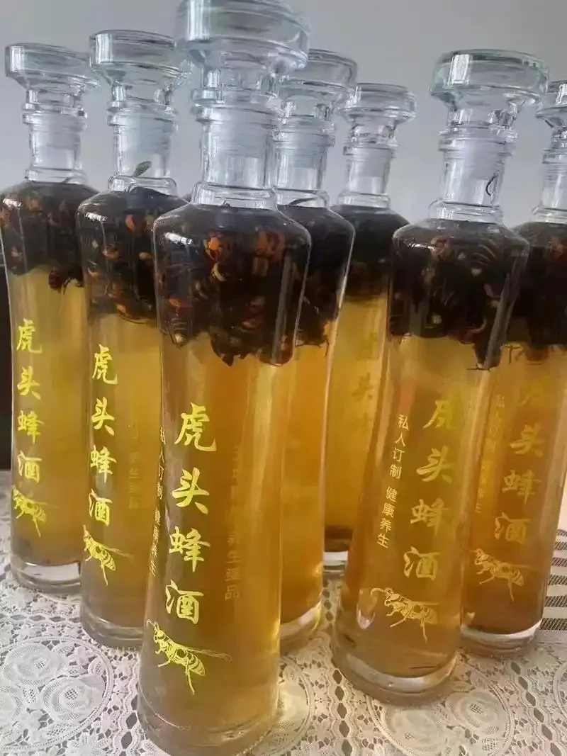祛风湿药酒泡制过程展示：装有当归、杜仲等中药材的广口玻璃瓶，酒液呈琥珀色_1