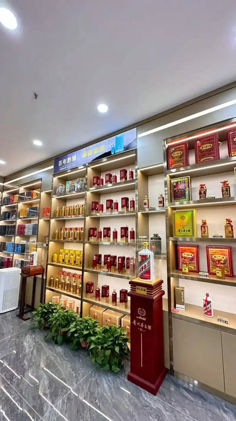 一瓶高档白酒静置于木桌上，旁边有高粱、酒坛和品酒杯，展现其酿造本源与品鉴艺术。_1