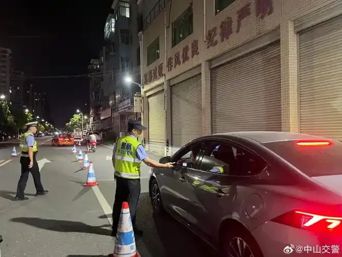 酒杯与酒精测试仪对比图，直观展示饮酒与酒驾检测的临界关系_1