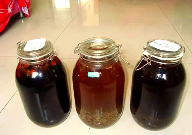 钓鱼药酒用量工具展示：古朴陶罐、小量杯、酒米瓶、电子秤和饵料杯，背景为鱼竿和草帽_1