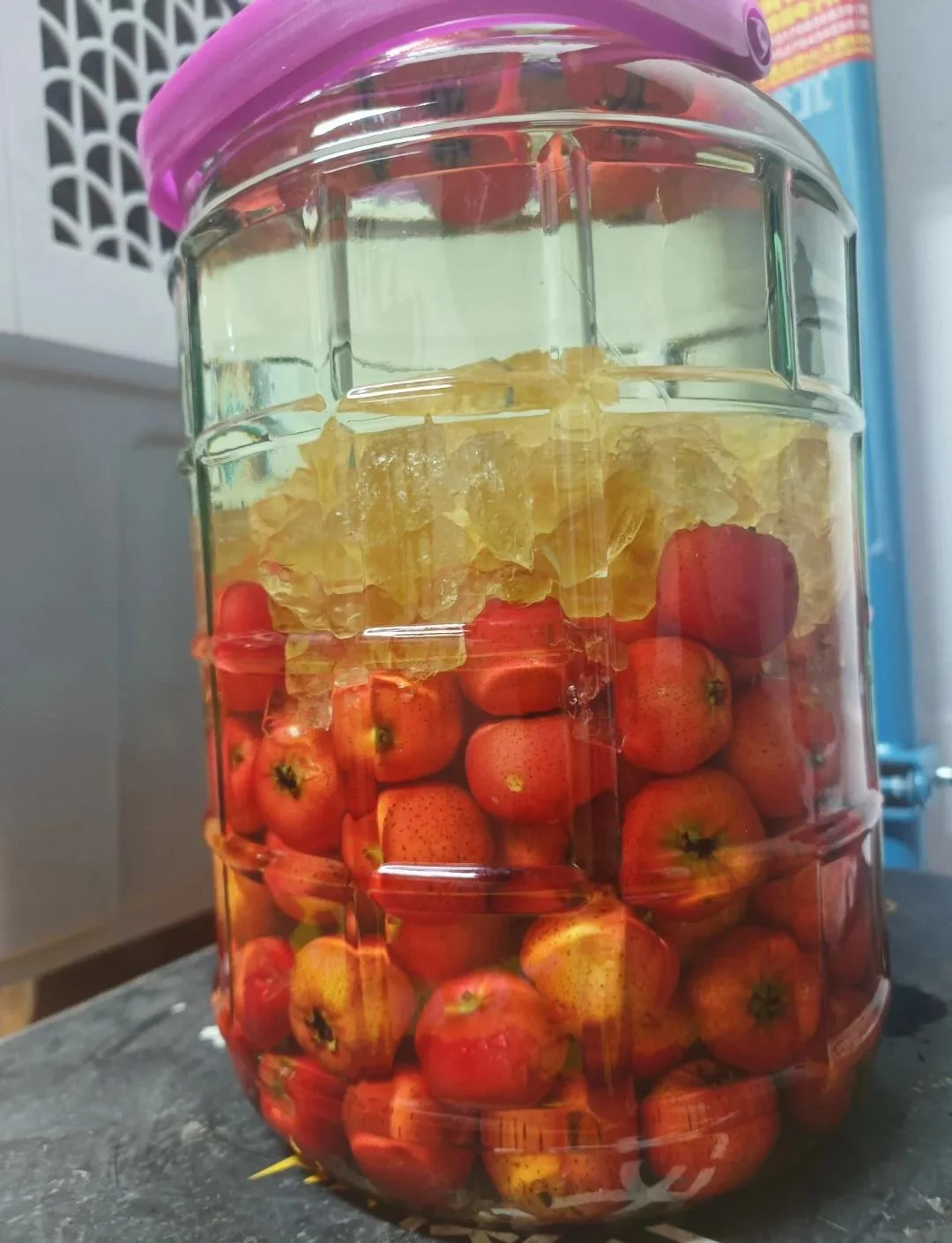 家庭自酿黄果酒成品展示：透明玻璃罐中金黄酒液与饱满果肉_1