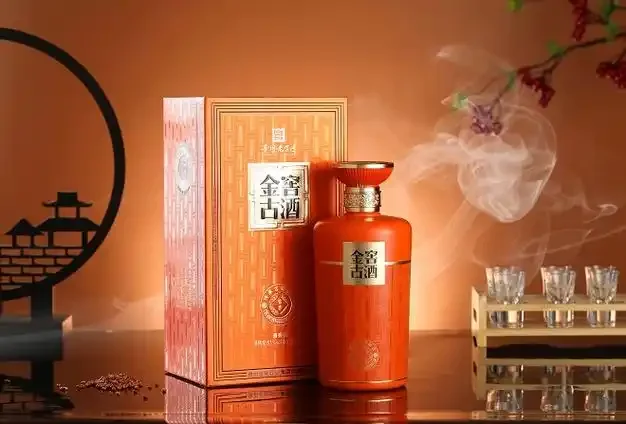 贵州大团结酒厂酿酒车间内，师傅正在翻动酒醅的传统酿造场景_1