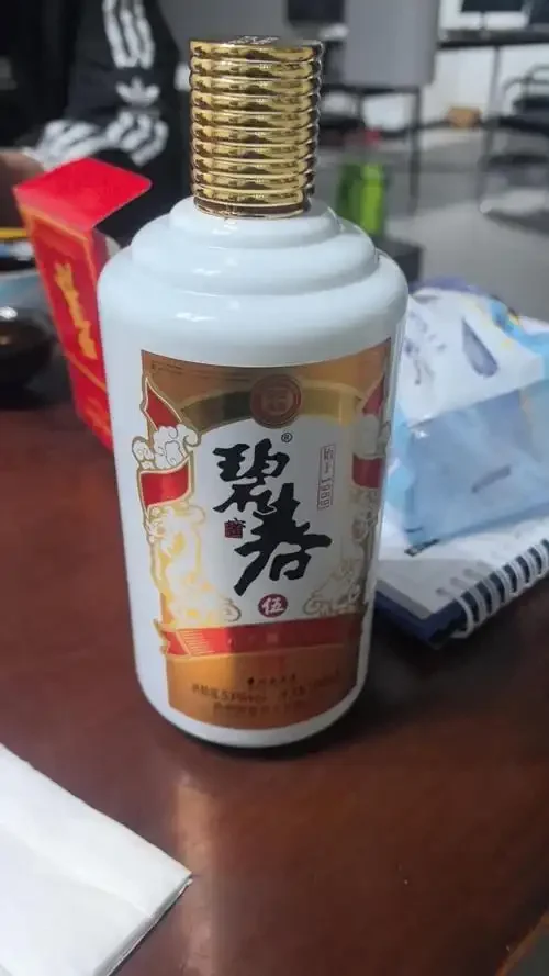 沈阳传统酒坊老师傅正在操作木甑蒸馏器，提取新酿的纯粮白酒_1