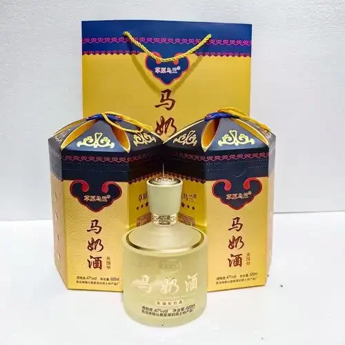 内蒙古传统白酒酿造场景：草原背景下，陶制酒坛与高粱原料_1