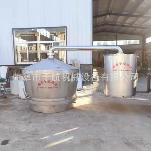 一台家用小型不锈钢蒸馏酒设备在家庭工作台上的实景展示_1