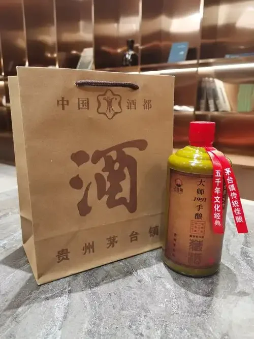 酿酒大师在传统作坊内检查地缸中的酒醅发酵情况_1