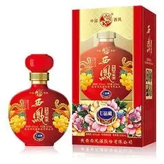 一瓶老宅藏酒52度白酒摆放在古朴木桌上，旁边有硬币和笔记本，营造怀旧与价值探讨的氛围_1