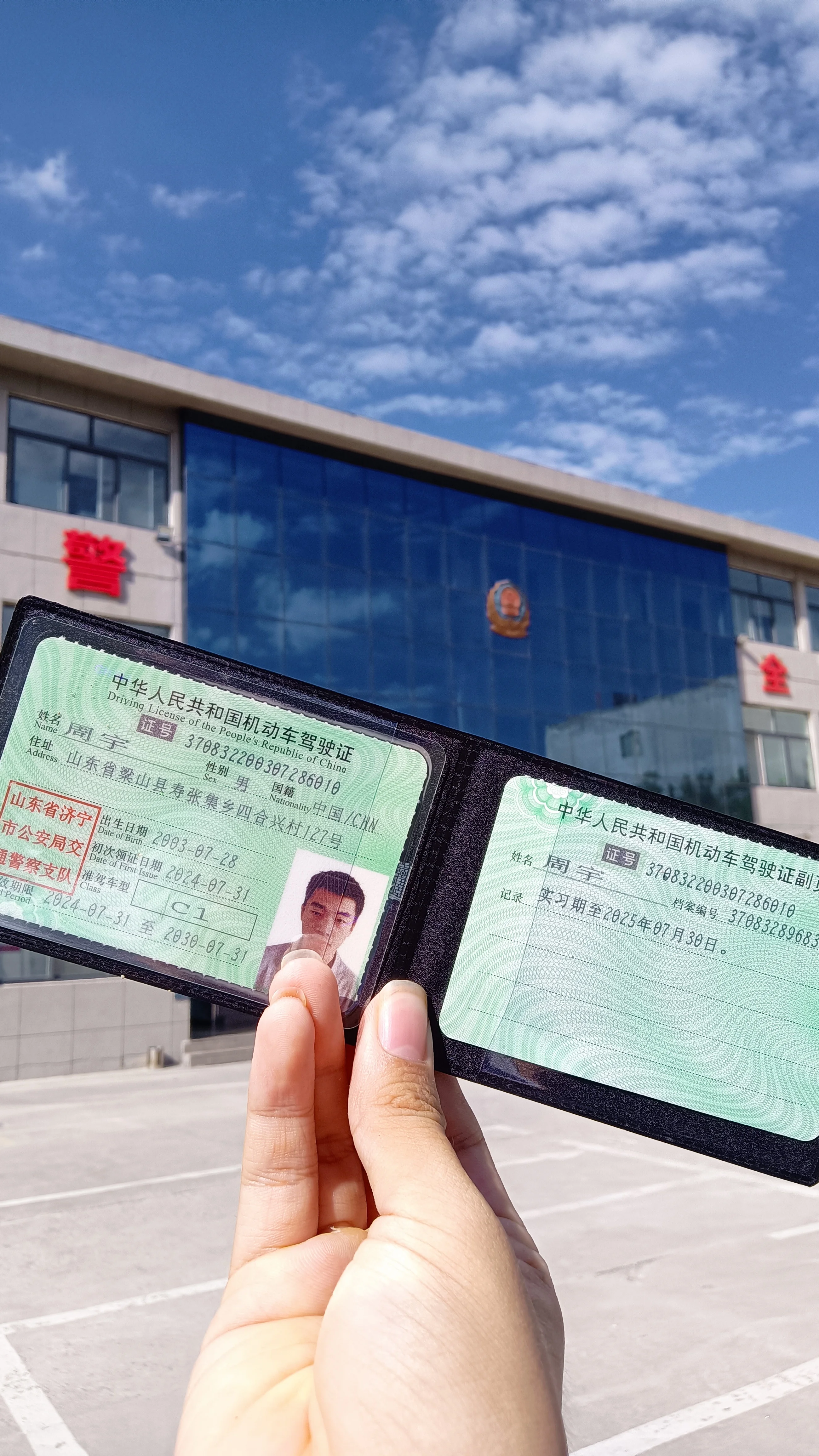 一只手正将汽车钥匙从一杯白酒旁移开，象征着在饮酒与驾驶之间做出正确选择。_1