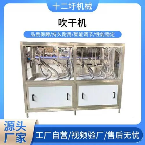 小型瓶装酒设备工作场景：不锈钢灌装机、压盖机与已灌装好的酒瓶，背景是摆满自酿酒的木质酒柜。_1