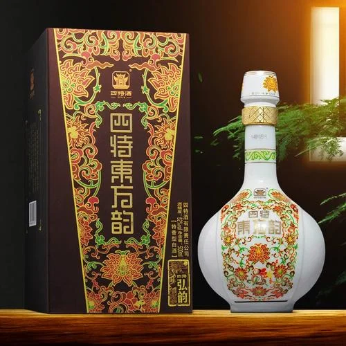 四特东方韵酒瓶与品鉴杯静物摄影，背景为传统酿酒车间元素_1