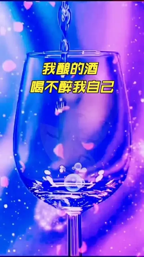 家庭酿酒桌上，一杯自酿酒与测量工具，旁边黑板写着‘糖度不足’，点明提升酒度的关键。_1