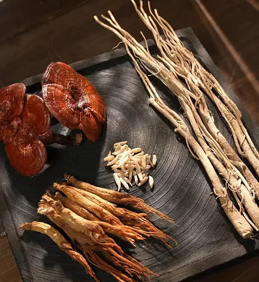 灵芝、鹿茸、人参、枸杞、黄芪五种中药材与玻璃泡酒瓶特写，展示家庭自制养生药酒的准备过程。_1