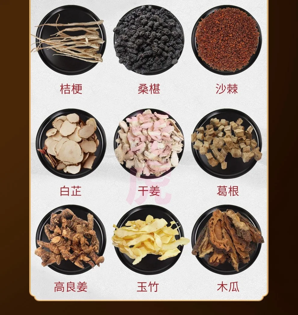 家庭自酿肉桂枸杞泡酒：透明玻璃罐中金黄色的酒液，肉桂棒与枸杞清晰可见，旁边散落着原材料。_1
