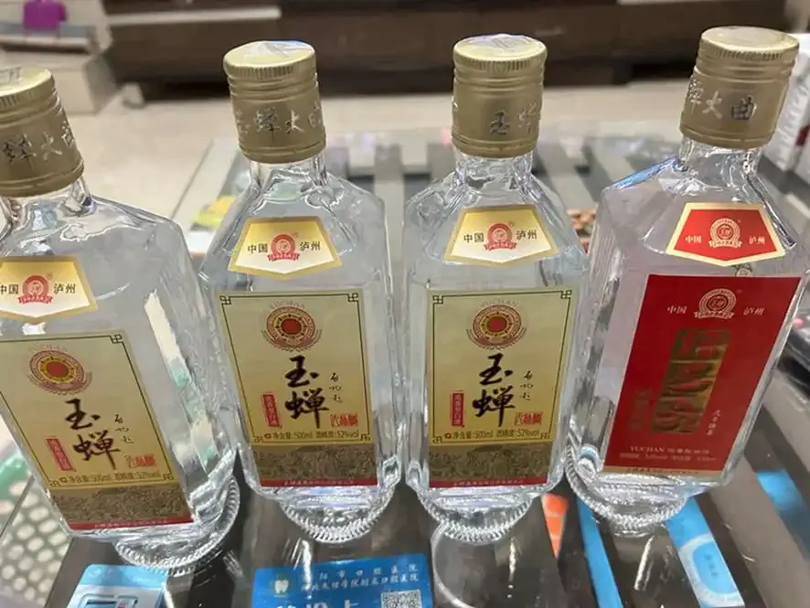 酿酒师将一瓶酱香型白酒放入实木储酒柜，展示专业家庭存酒场景_1