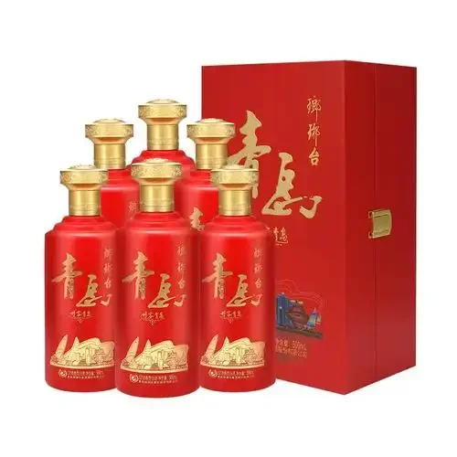 青岛特色纯粮白酒品鉴场景，包括琅琊台、即墨老酒等知名品牌产品陈列于青岛风光背景前。_1