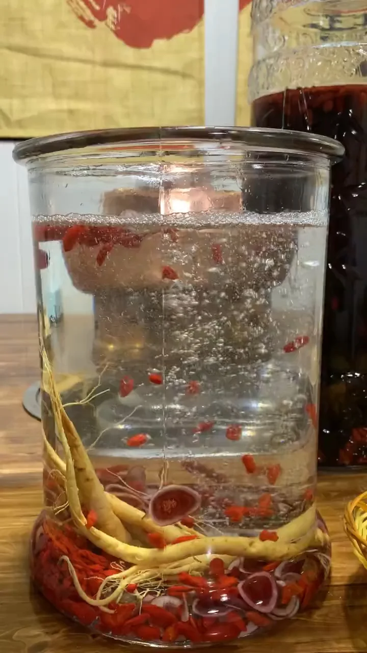 广口玻璃罐中新鲜鹿茸泡在白酒中，旁边电子秤显示500克，背景有酒瓶和枸杞，展示鲜鹿茸泡酒的实际比例场景。_1