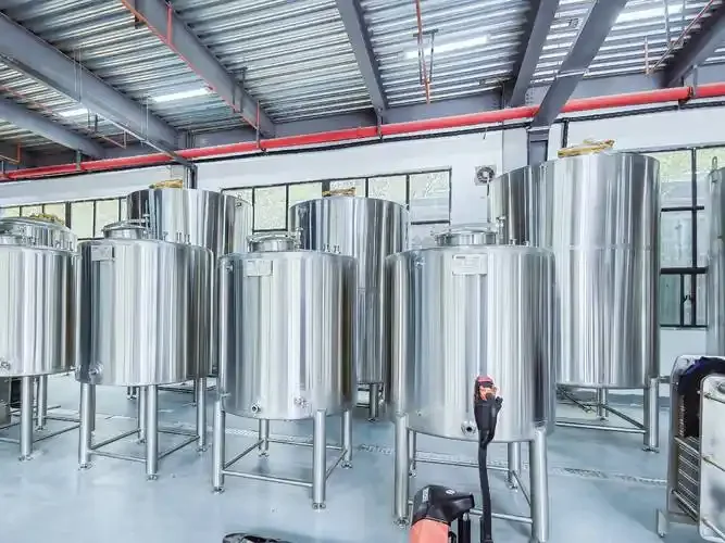 酿酒师在车间检查不锈钢啤酒设备，专业严谨的啤酒设备厂家工作场景_1