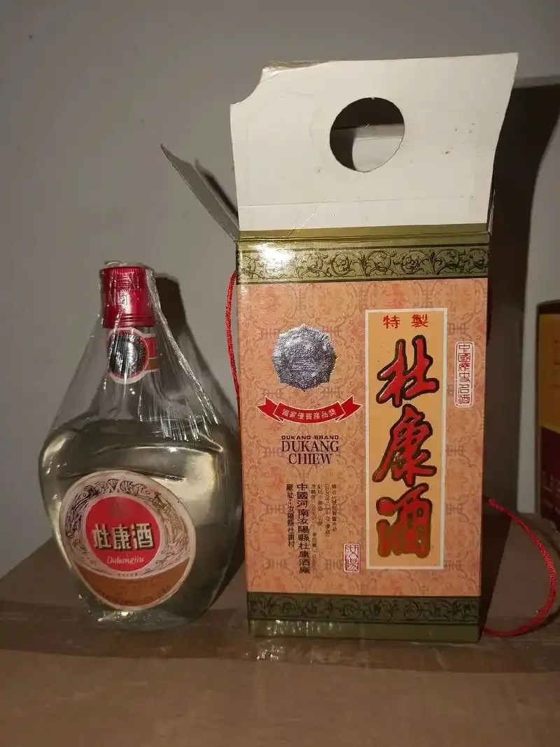 一碗琥珀色澄清的家酿杜酒，旁边配着小菜，展现传统家常米酒的质朴与温暖。_1