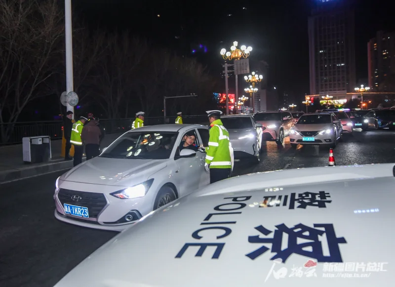 一杯白酒与汽车钥匙并置在桌上，背景是夜晚的道路和警车灯光，象征着饮酒与驾驶的危险抉择。_1