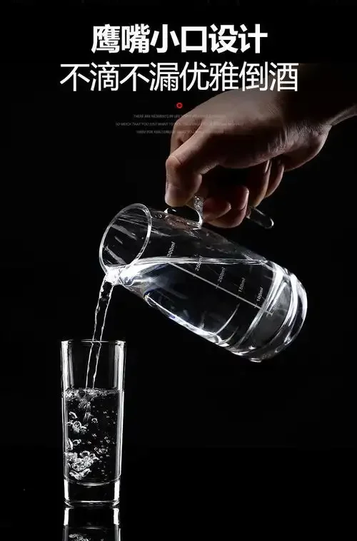 装有半满酒液的醒酒器与空酒杯，展示家庭品酒后常见的存酒场景_1