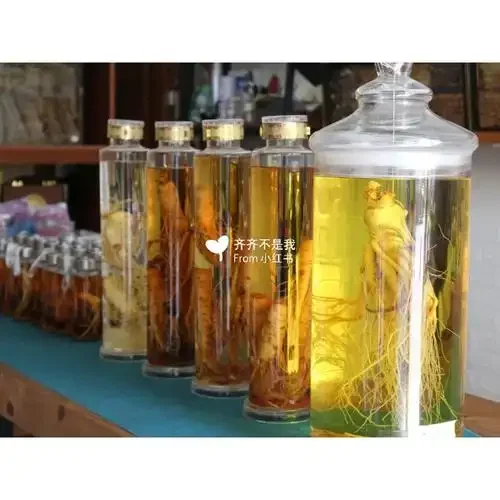 塞隆骨泡酒制作场景：玻璃瓶中浸泡的塞隆骨与工具特写_1