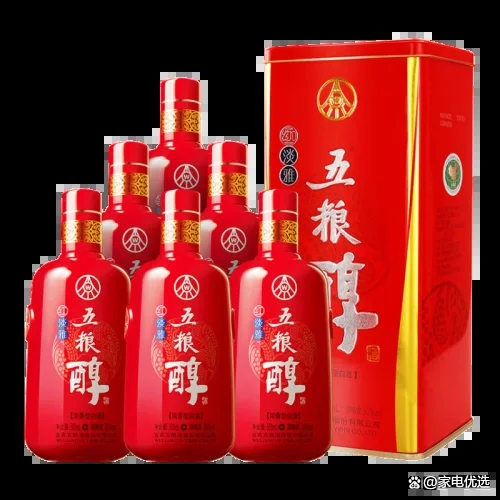 酿酒师正在检查浓香型白酒核心发酵容器——泥窖的窖泥状态，这是决定酒体窖香的关键步骤。_1