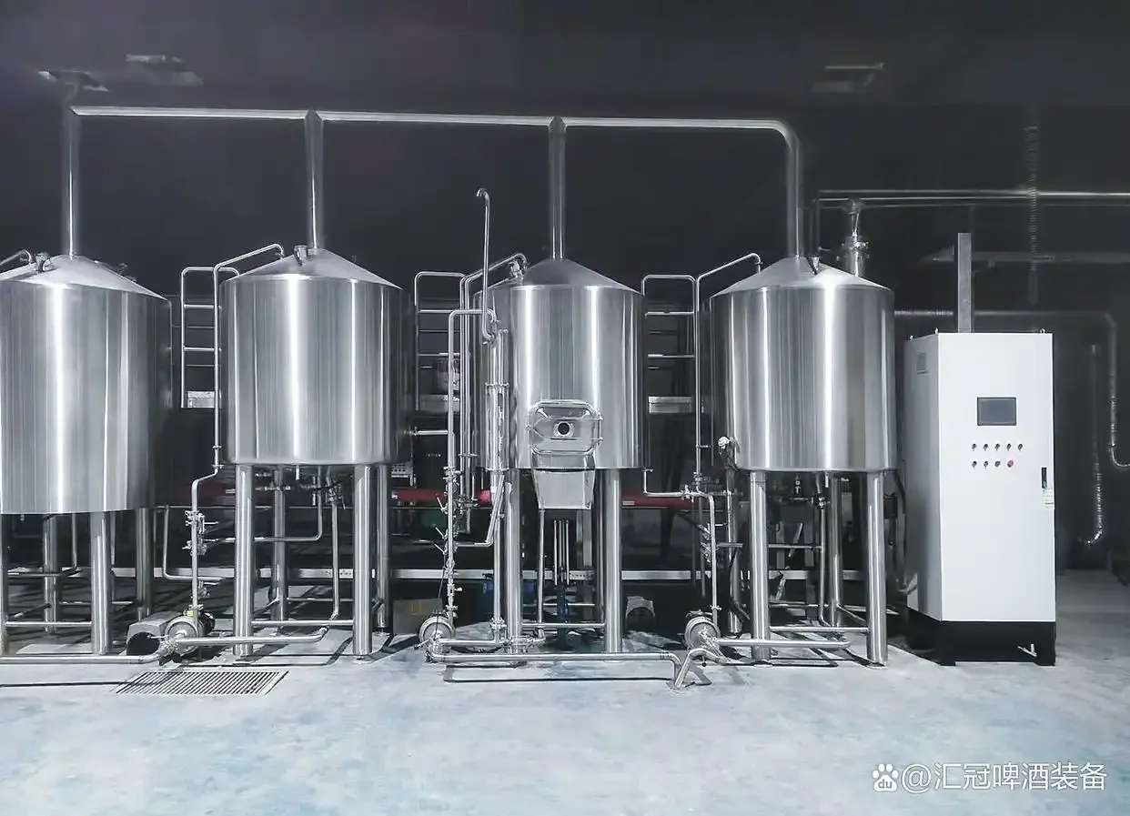 家庭自酿啤酒所需的核心设备展示，包括发酵桶、煮锅、比重计、虹吸管和装瓶工具。_1