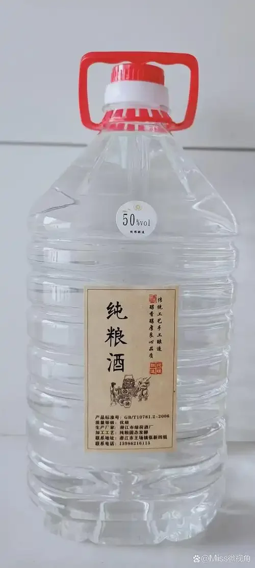 资深酿酒师在车间内，手持量杯对光观察新蒸馏出的老白干原酒澄清度与酒花_1