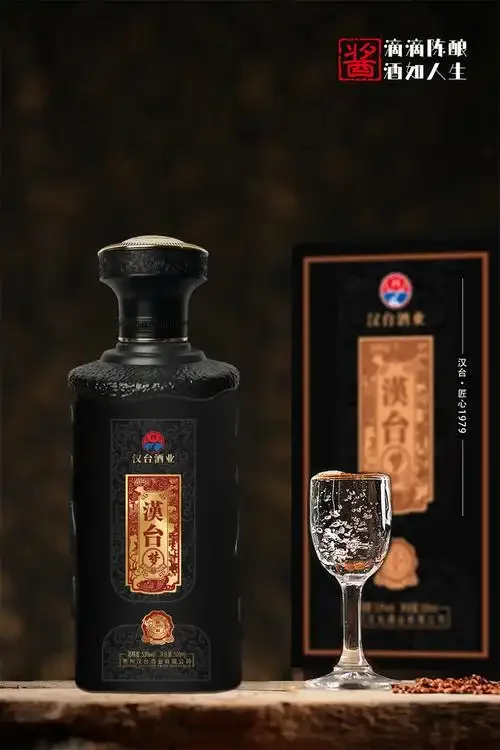 不同档次高粱酒对比图：光瓶酒、品牌酒、高端礼盒酒并排展示于酿酒车间背景前_1