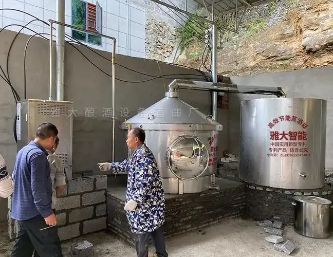 一个整洁有序的农村小院式酿酒作坊实景，展示了蒸粮、发酵和合规经营的关键环节。_1