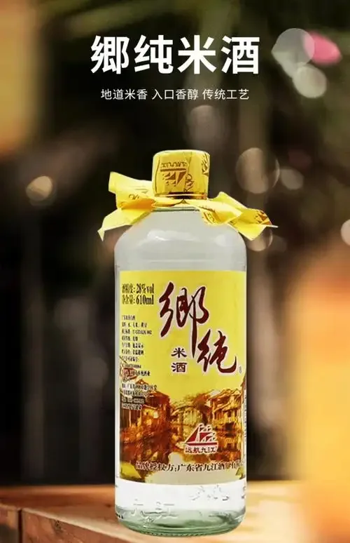 酿酒师在酒窖中查看刚蒸馏出的纯粮食酒，酒花丰富，酒体清澈，展示高品质酿酒过程。_1