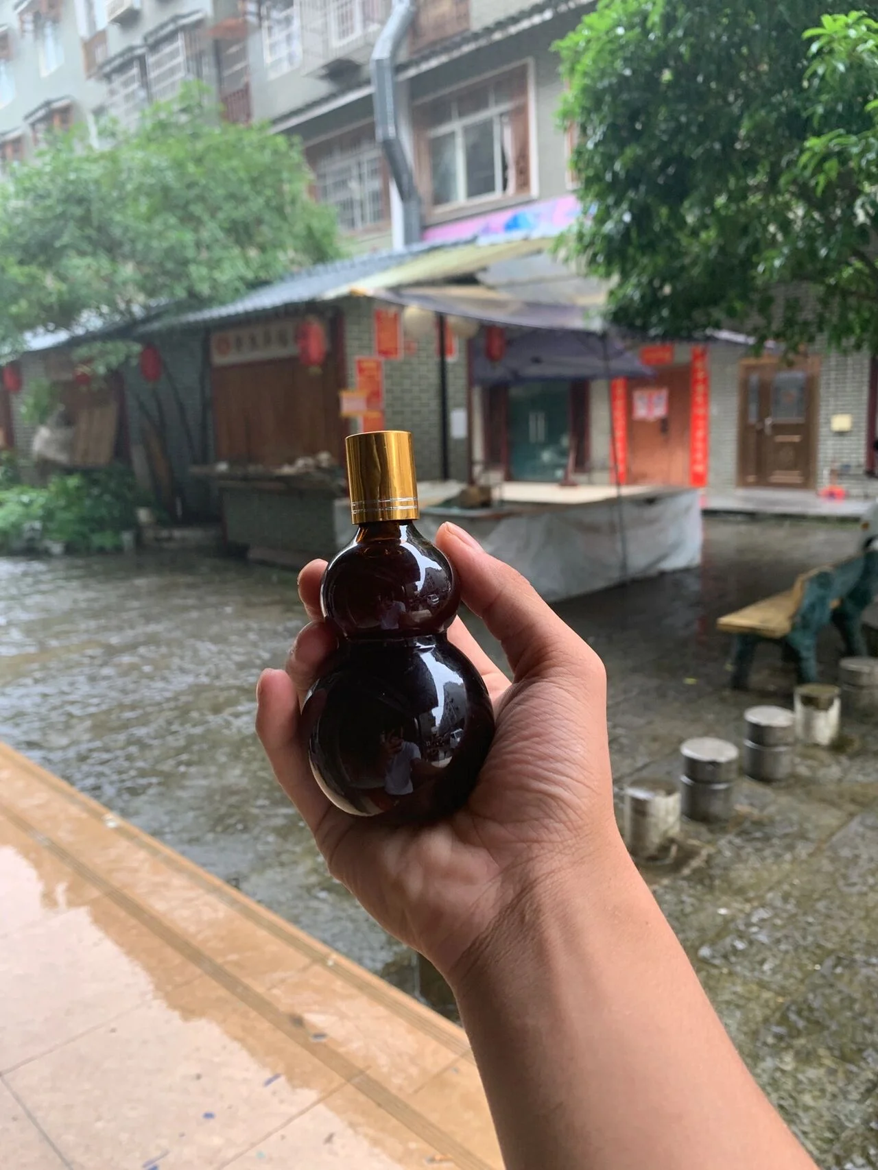 泡制中的广西铁打药酒，酒坛内药材清晰可见，旁边摆放着药材和配方纸_1